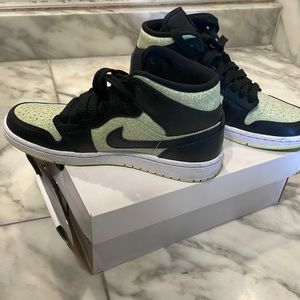 Air Jordan 1 mid SE